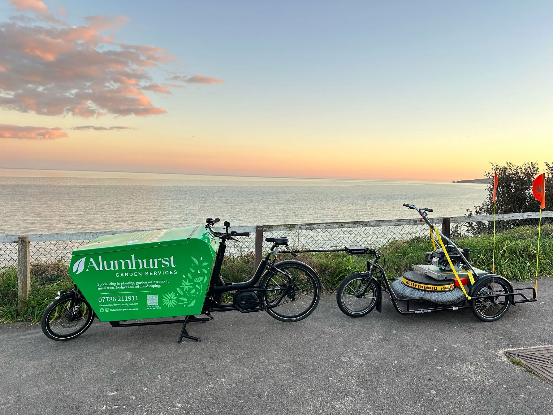 Cargobike mit Rasenkehrmaschine im GaLaBau-Einsatz