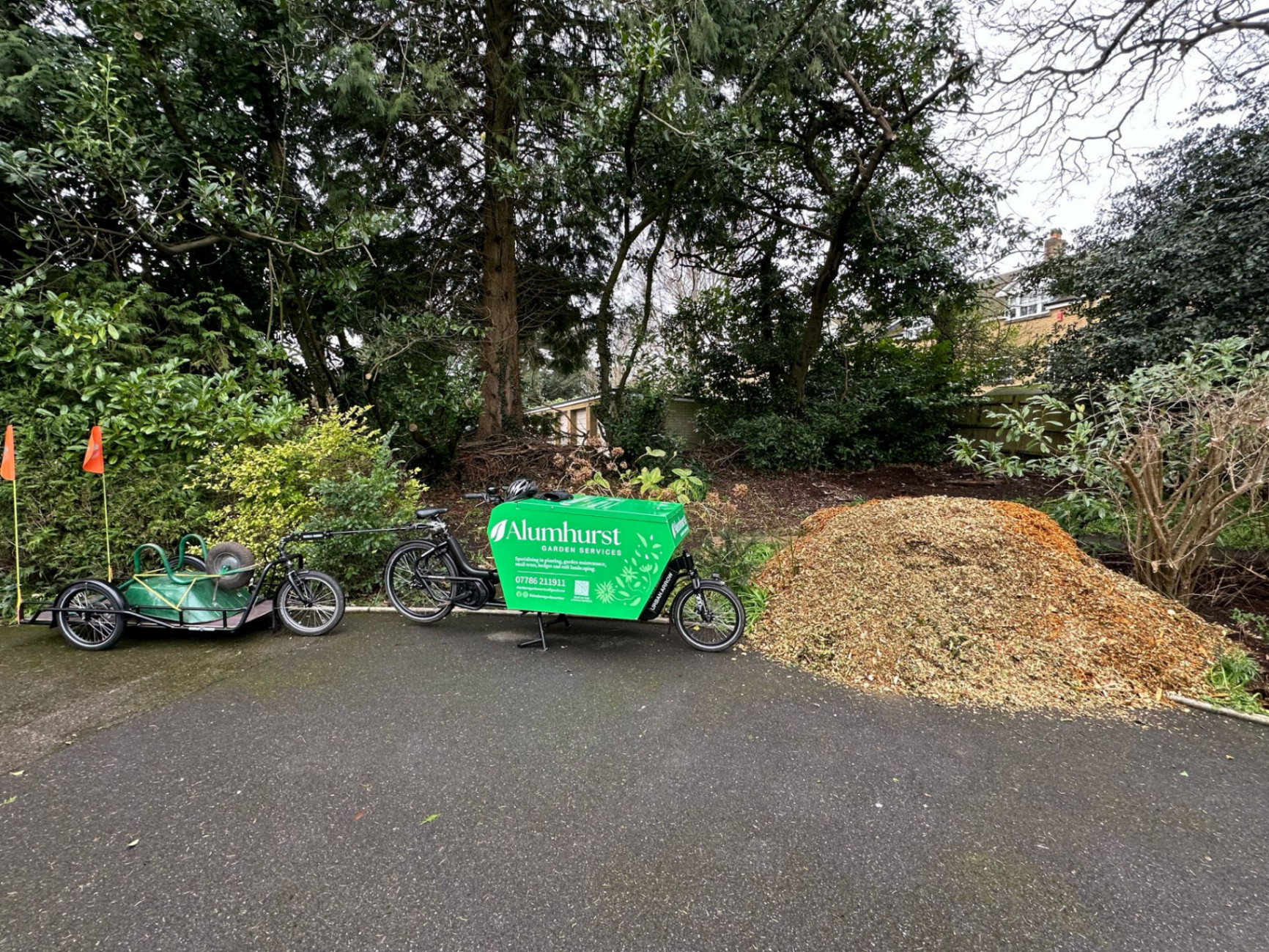 Cargobike mit Schubkarre und Hackschnitzeln